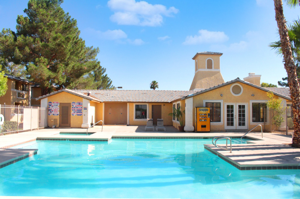 Photo of the large pool and sundeck at the community