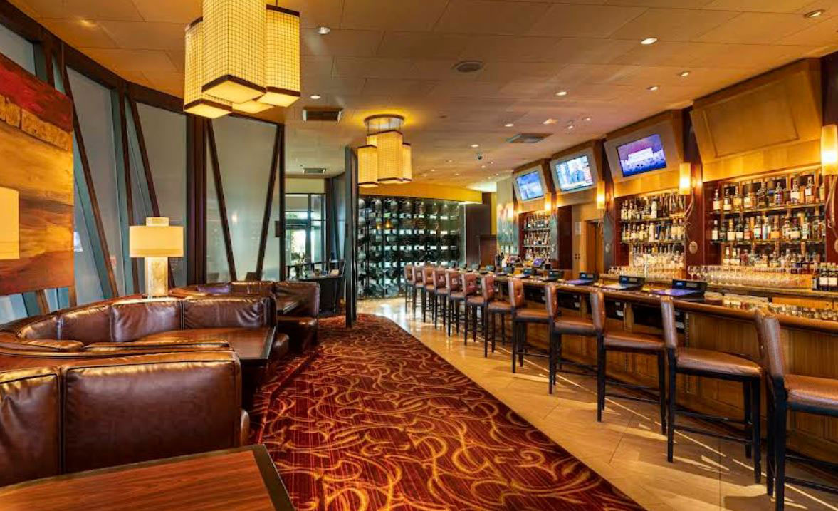 Dining and nightlife scene near Sunset Springs